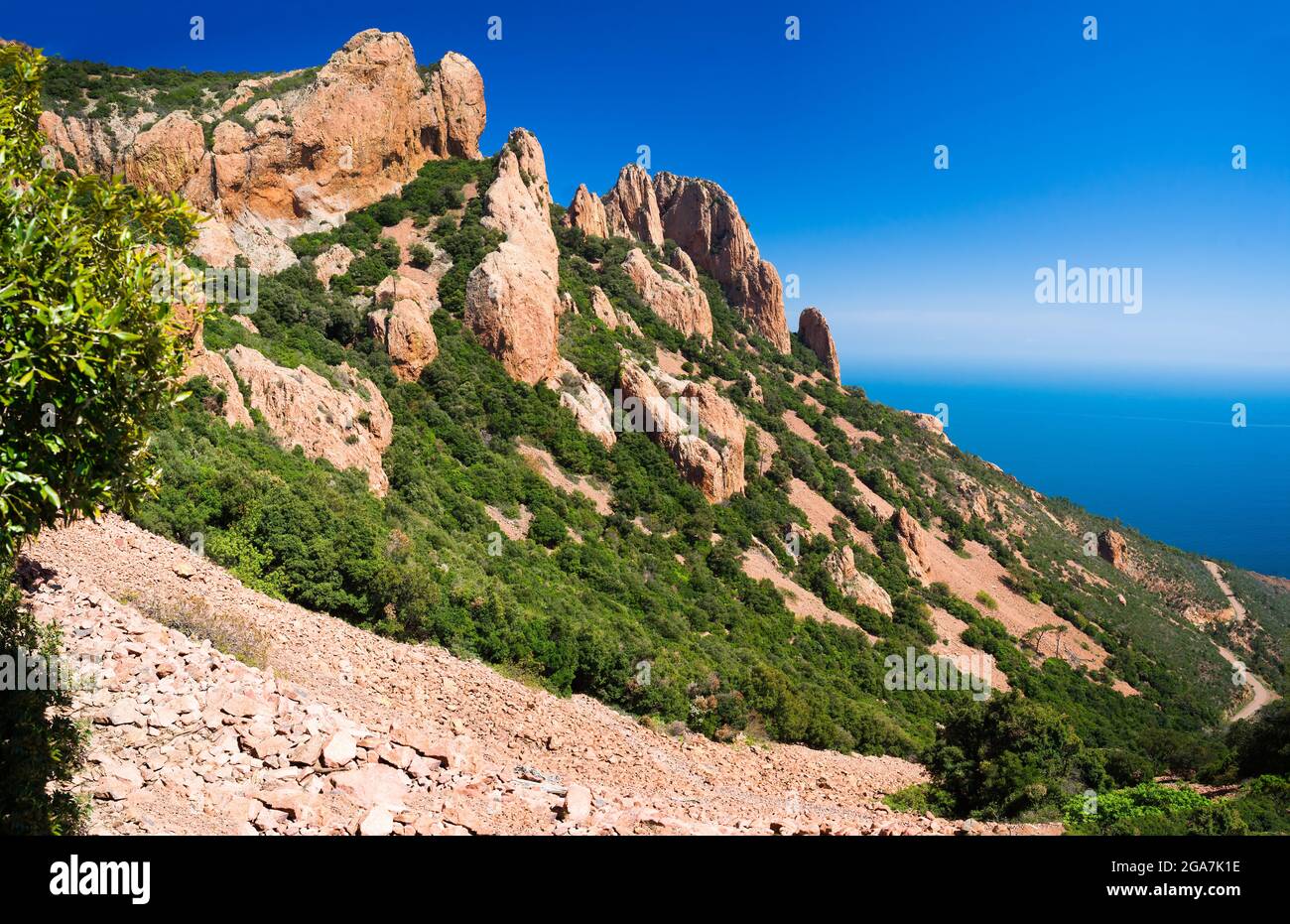 Großes Panorama auf `l'Esterel` verborgenem Juwel in der Nähe von Cannes und Antibes. Blauer Himmel und mittelmeer. Stockfoto